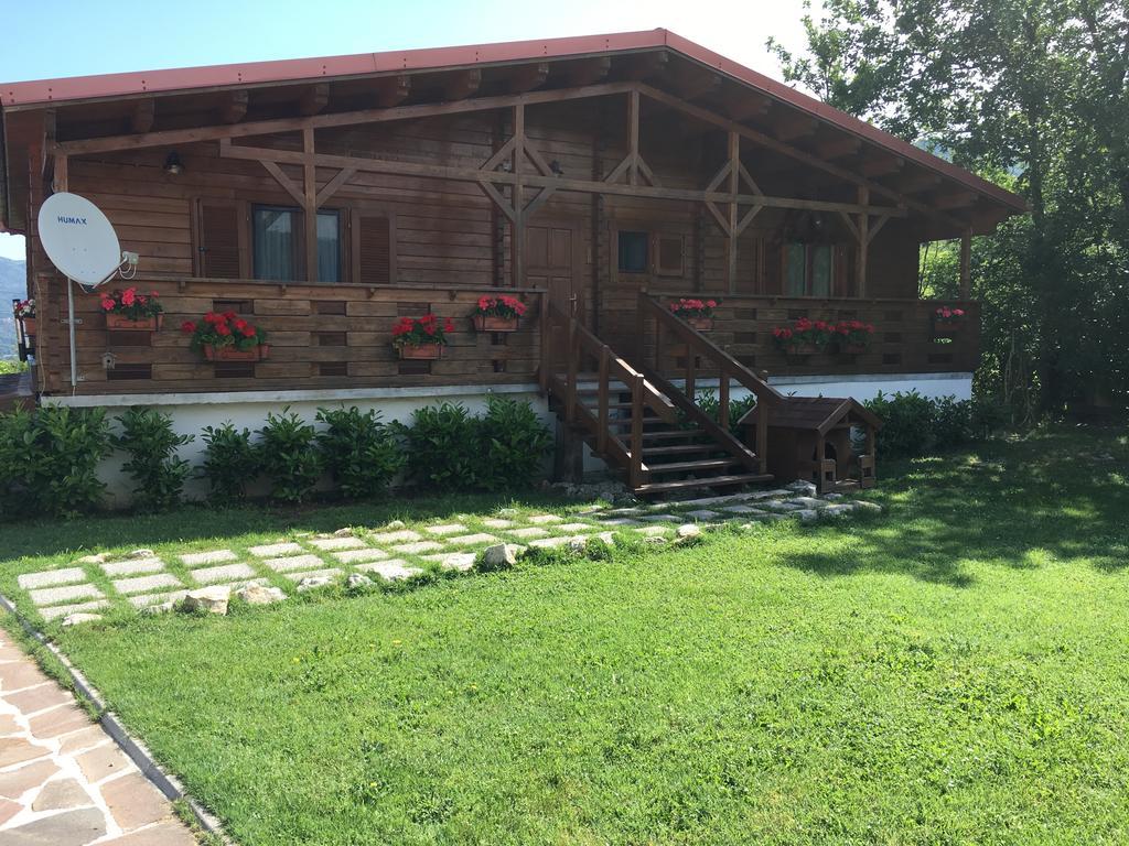 Chalet Dei Parchi Bed & Breakfast Saracinesco Exterior foto